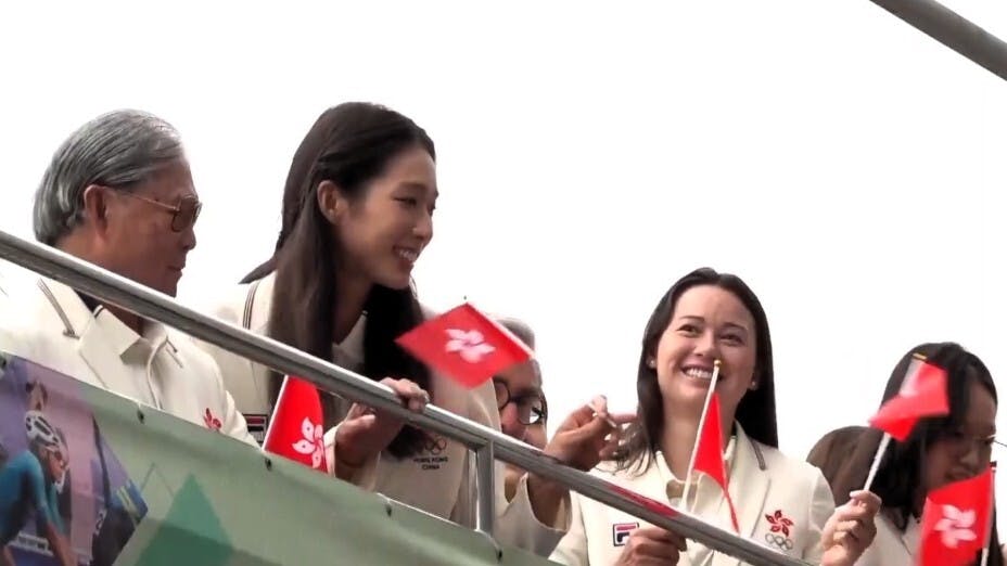 （左起）霍震霆、江旻憓及何詩蓓等在開篷巴士上向市民搖旗致意。（YouTube視頻截圖）