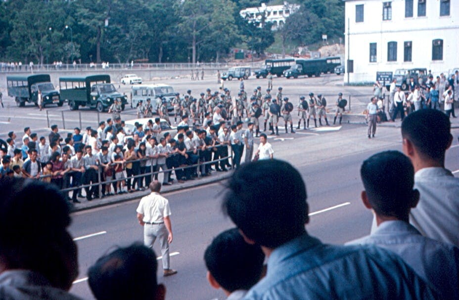 67暴動中，警察與示威群眾對峙。（Wikimedia Commons）