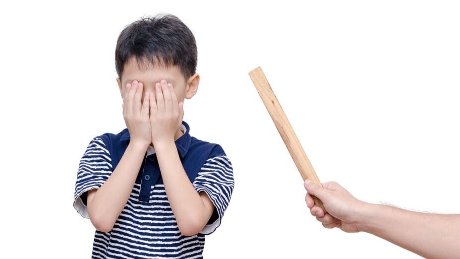 家長使用體罰會變相向孩子宣揚以暴力行徑來解決問題。（Shutterstock）