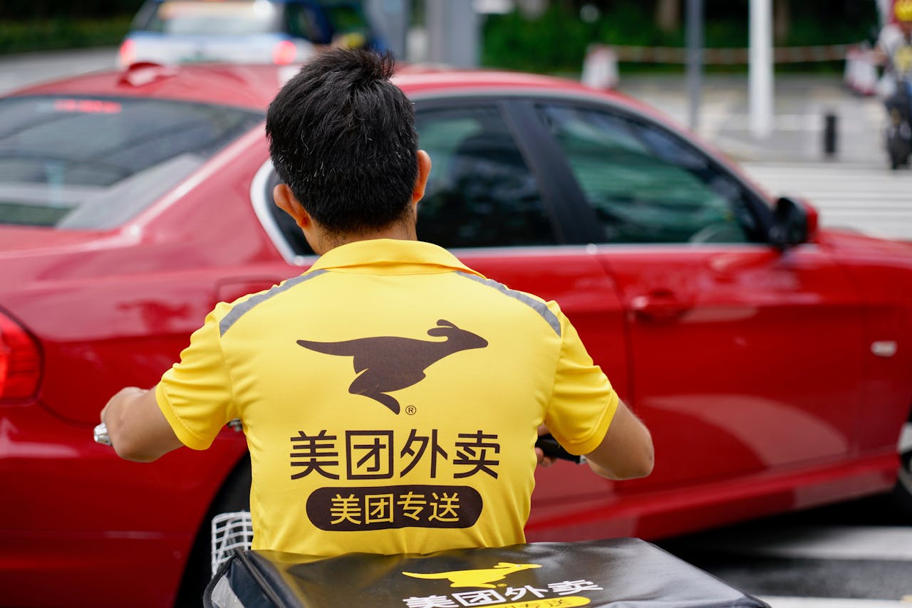 美團績後股價捱沽，昨跌7.1%，為表現最差藍籌。（Shutterstock）