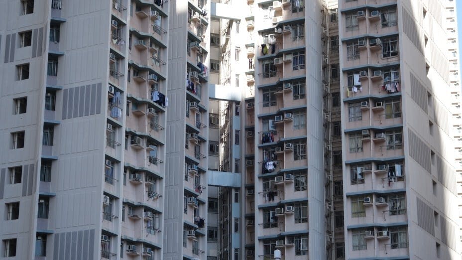 樓市辣招推出至今13年，本港政經環境已生大變，很多公共政策都已改了，樓市辣招其實早就應該「與時俱進」，檢討其存在價值。（灼見名家圖片）