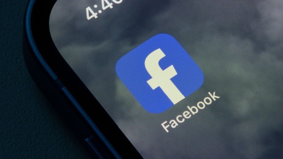 在不少KOL的YouTube影片或Facebook貼文下，大部分是網民圍爐取暖的留言，（Shutterstock）