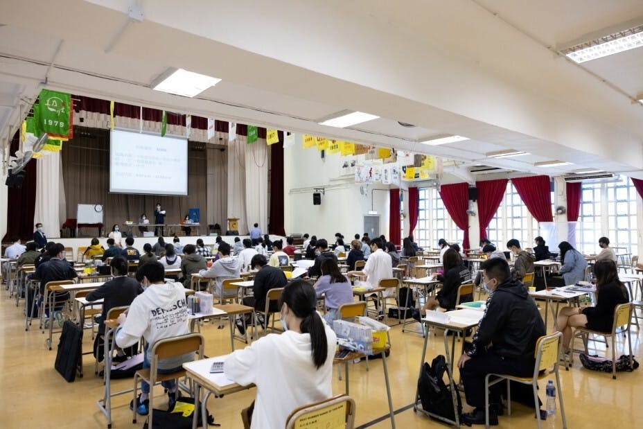 中學文憑試周五開考，首天即有學校呈報考生確診。（亞新社）