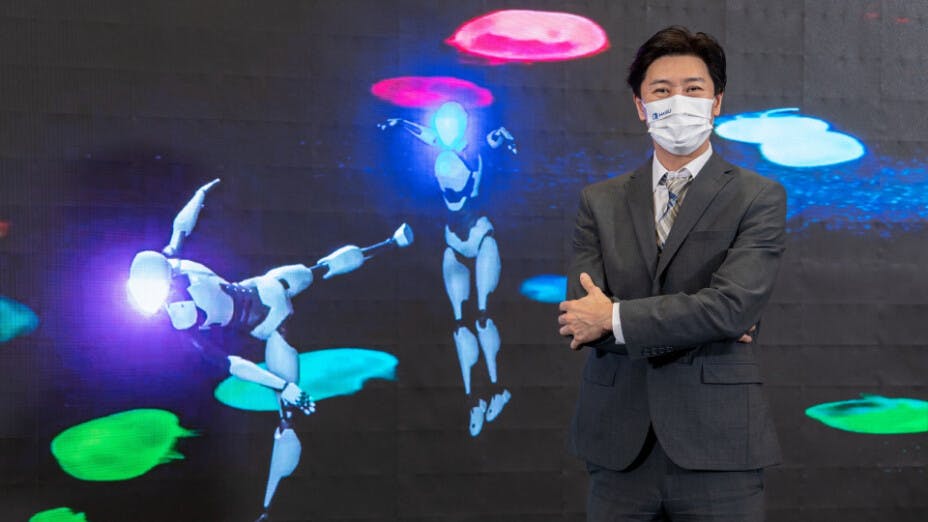 潘明倫教授介紹AI舞蹈家將在浸大交響樂團的現場伴奏下表演芭蕾舞。芭蕾舞的編舞意念來自於自然世界，舞蹈動作的靈感則來自在香港新發現的一個箱形水母物種。