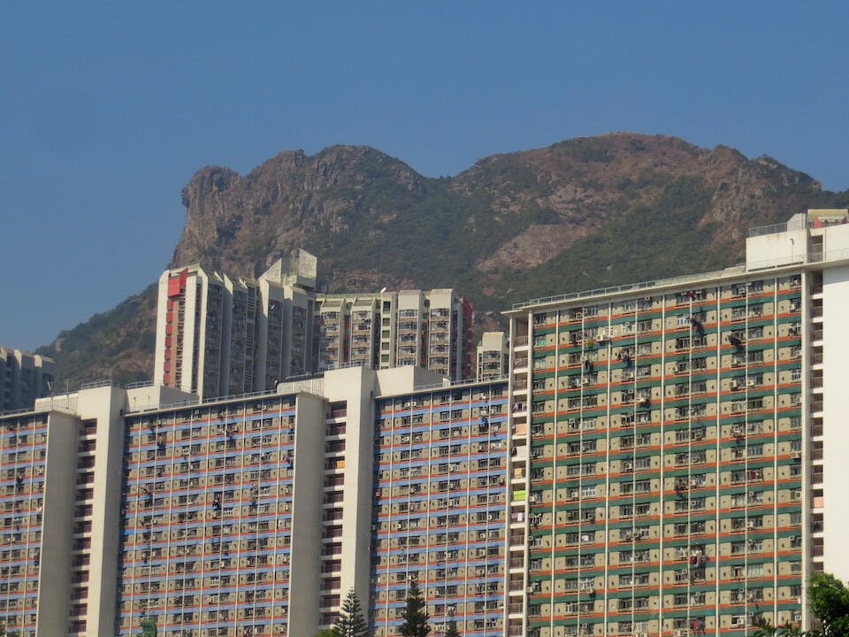 回顧香港60至70年代，人人能夠有機會謀生自立，真正的《獅子山下》曲譜是這樣譜成。（Wikipedia Commons）