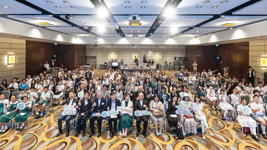 教育局局長蔡若蓮博士、香港教育城董事會主席李漢祥先生與一眾嘉賓、師生一同合照。（主辦方提供）
