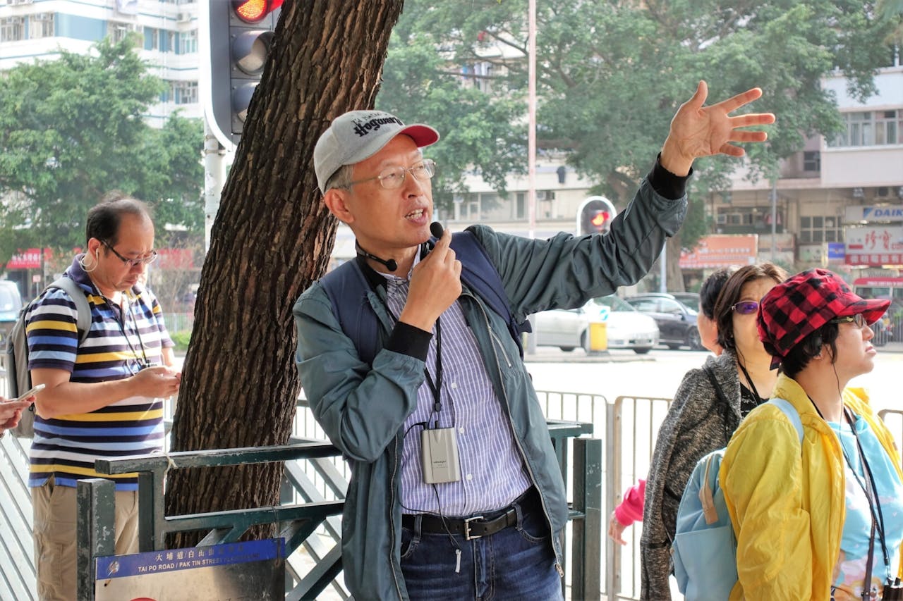 對本地歷史建築深有研究的陳天權先生，親自帶領導賞團尋找深水埗歷史建築。