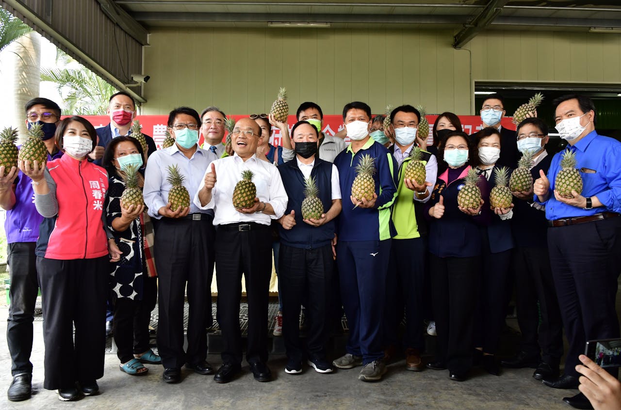 在台灣，行政院長蘇貞昌2月28日出席一場「政府相挺 農友放心」的記者會，帶頭促銷台灣鳳梨。（台灣行政院圖片）