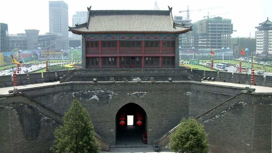 我在其中一個甕城見到，要進入該甕城要走側門，但此門一旦關上後，敵人很難把它撞開。原因是城門對着門外不遠處有一堵牆，若要撞門，空間受阻，很難撞得開。（Wikimedia Commons）