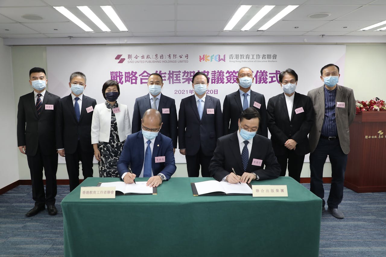 教聯會代表黃錦良（前排左）與聯合出版代表李濟平（前排右）簽署戰略合作協議。（聯合出版圖片）
