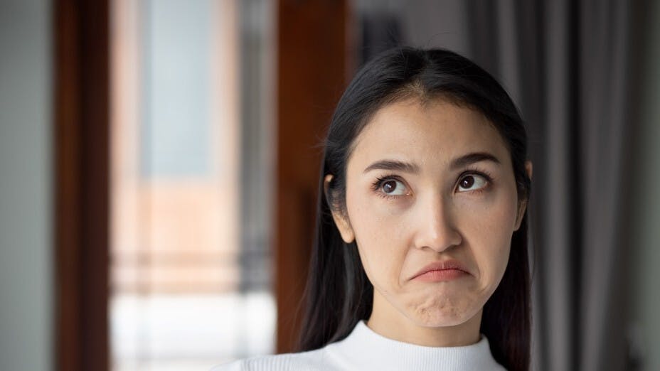 女人的沉默蘊含着多少無奈、失望。（Shutterstock）