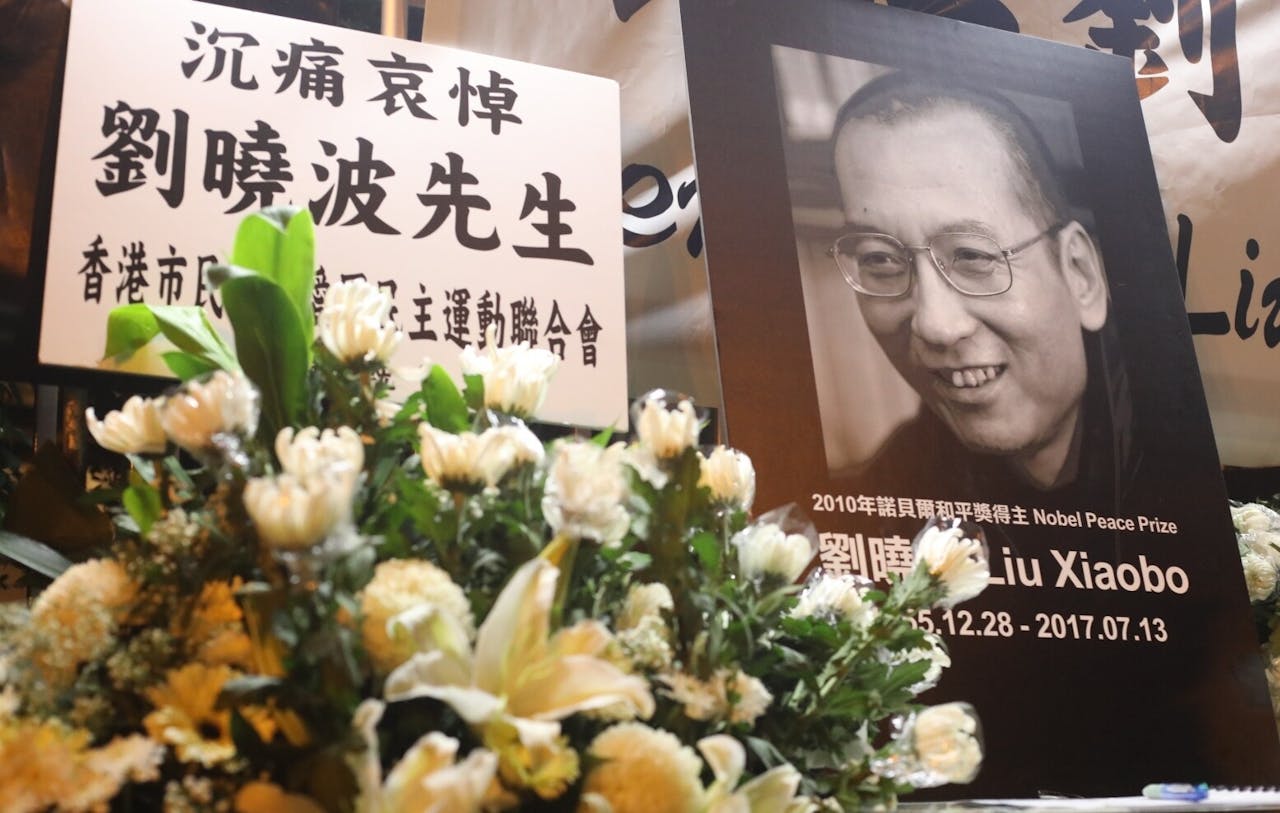 一位文質彬彬、厭惡仇恨的異見者，竟不為當局所容。即使在病重、危在旦夕時，亦不准到外國就醫或「自由地死」。（亞新社）