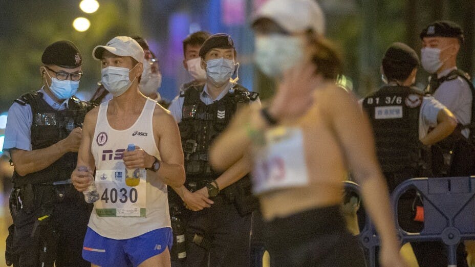 如果香港不能加油，那麼到底是「香港」二字有問題？還是「加油」二字有問題？（亞新社）