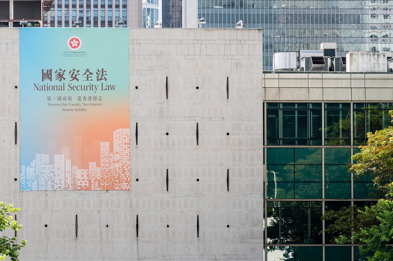 自《港區國安法》實施以來，中央在香港的措施是穩定政治，排除內外干擾，替經濟、社會、民生製造安穩的發展條件和環境。（Shutterstock）