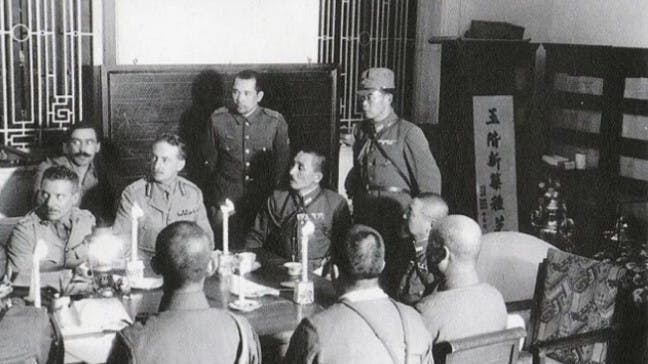 1941年12月25日聖誕節，港督楊慕琦到半島酒店向日軍投降。