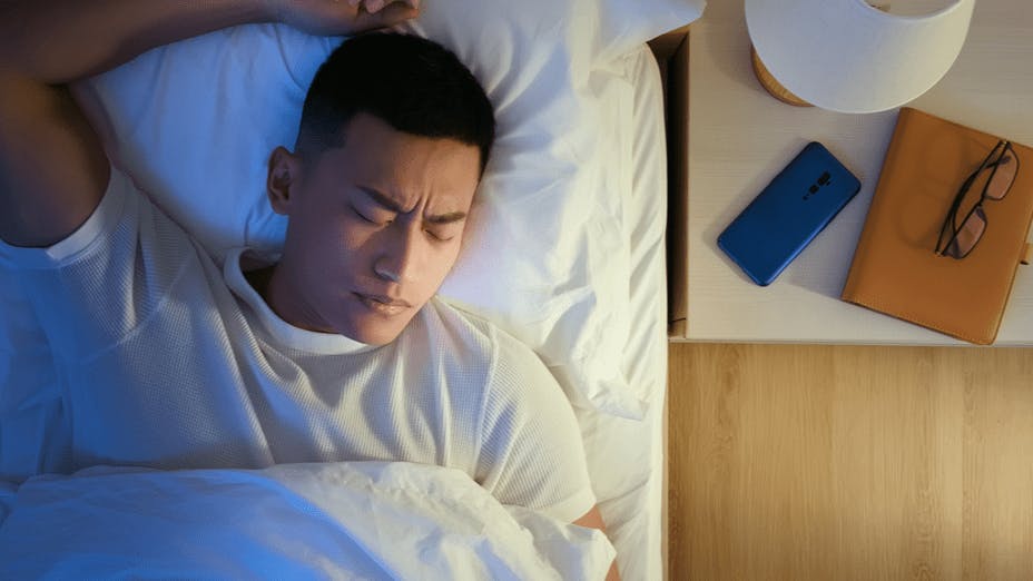 晚上11時至凌晨3時屬於肝經、膽經運行時間，若期間無法休息，應服用一些天然產品來修補肝、膽。（Shutterstock）