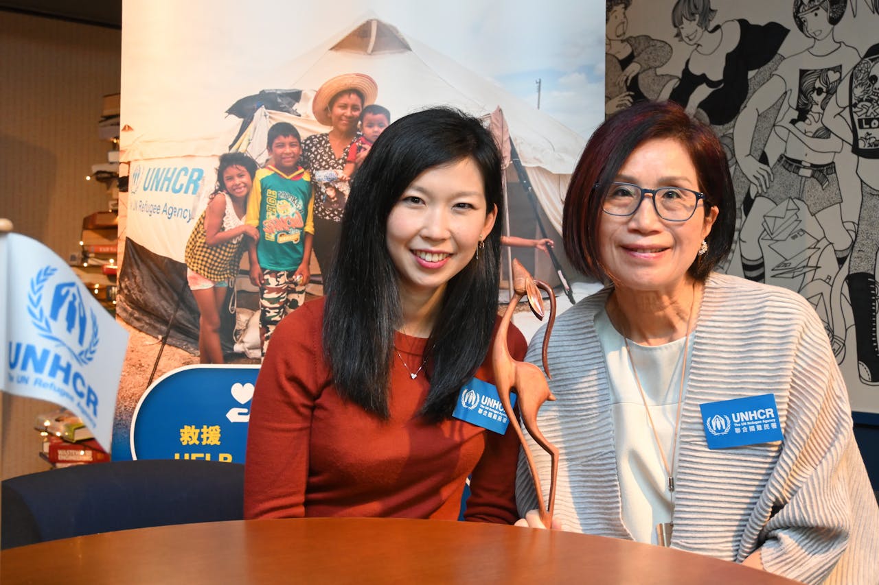 施陳佩霞（右）和女兒施慧勤相信，教育是改變難民命運的關鍵。圖中的木雕是施太太訪伊朗時，從一位難民手上買來。