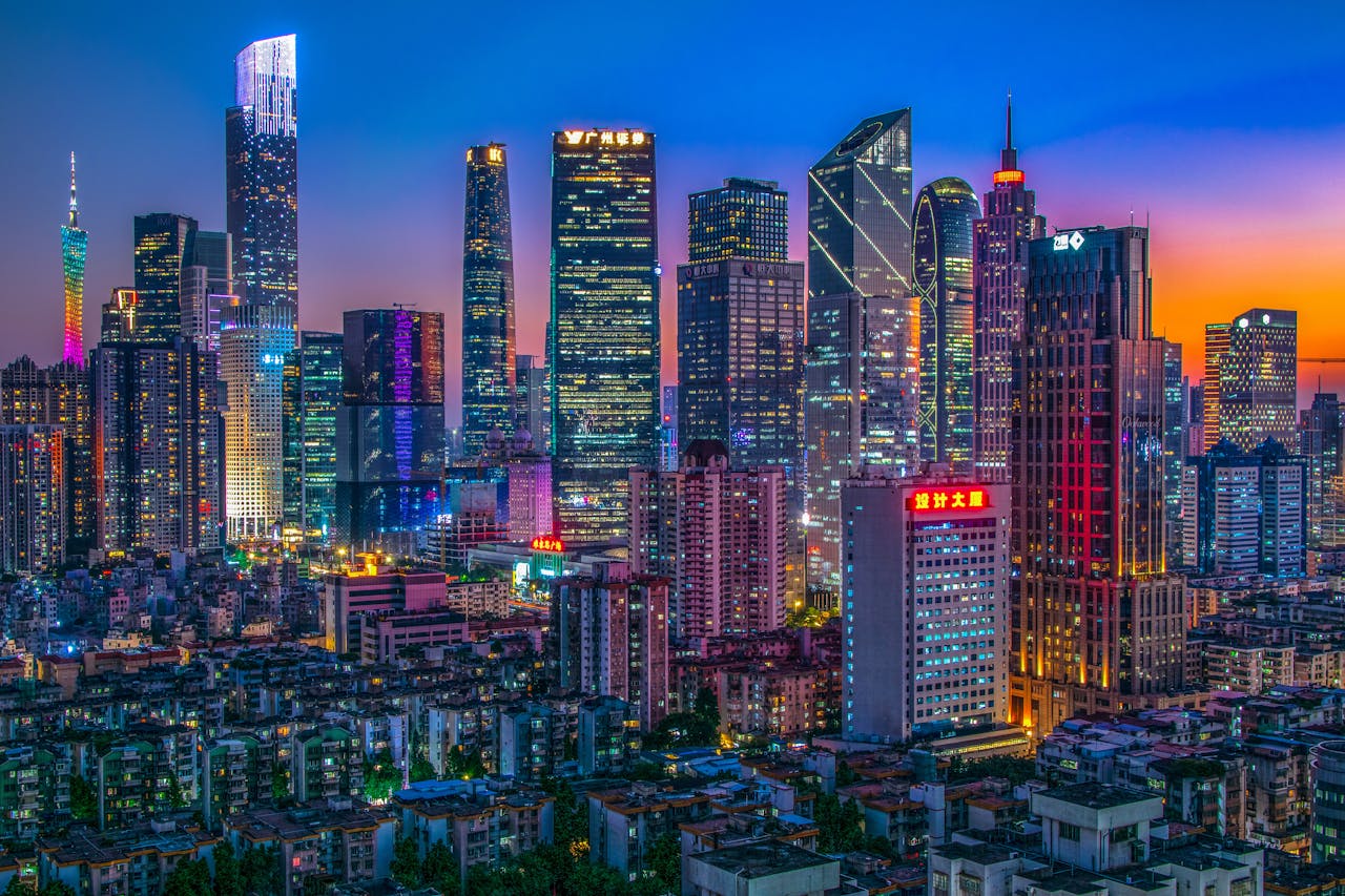廣東省的深圳，是全中國平均年齡最低的大都會。去年公共財政收入，幾乎是台灣2倍。（Shutterstock）