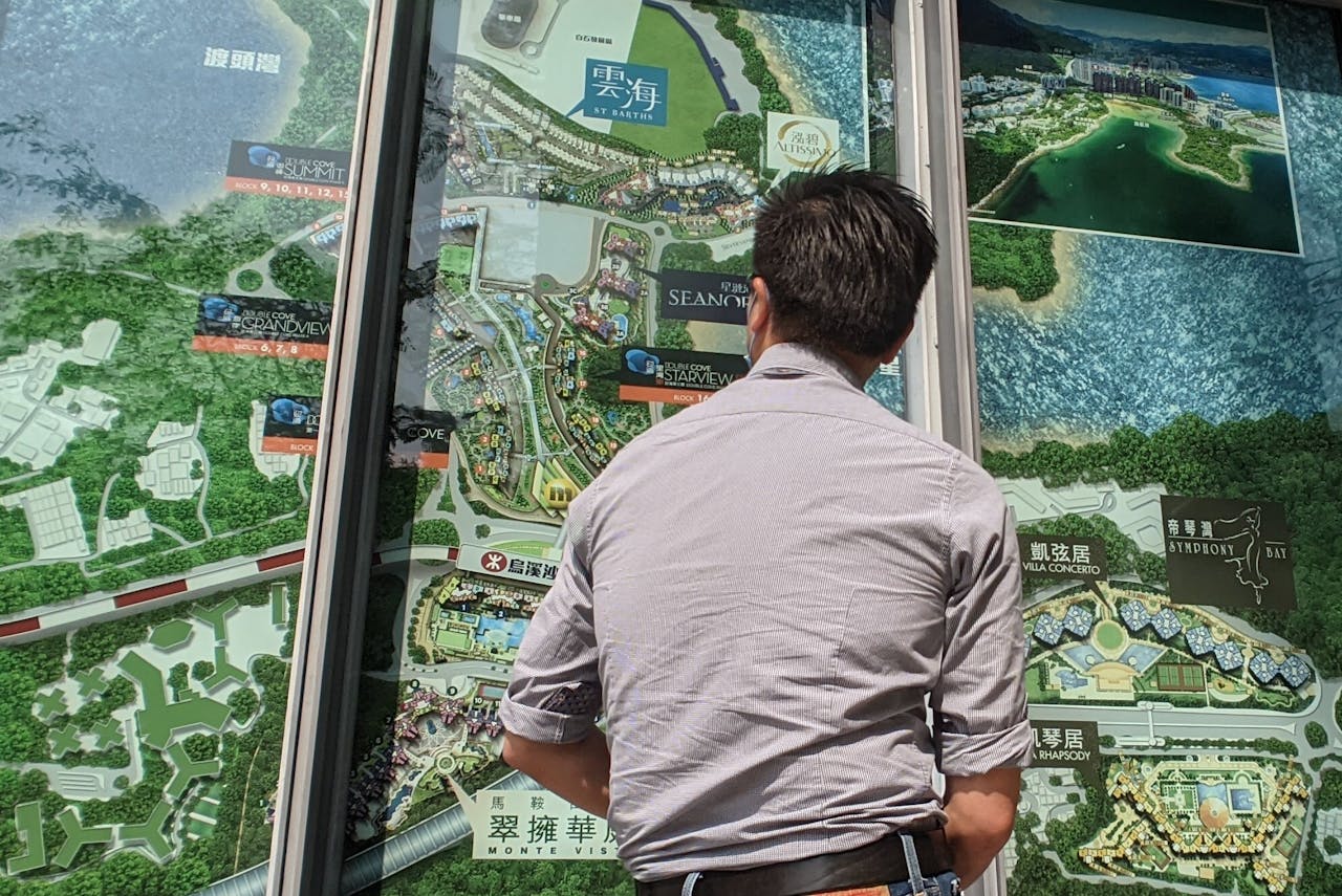 如果說香港樓貴，需要一班人出來，就是一萬多人去吸納一萬多新住房，絕對不難。（亞新社）
