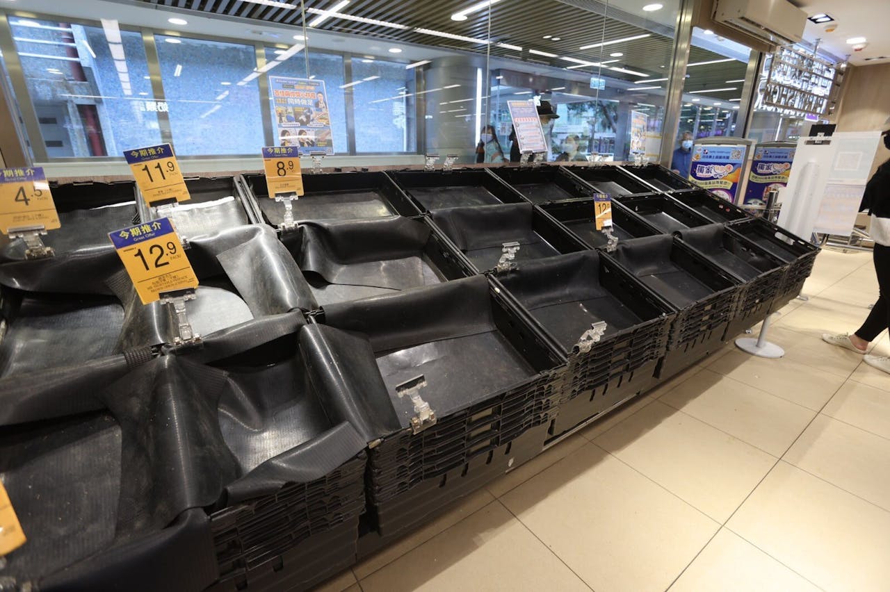 疫情下封城之說甚囂塵上，超市連日來出現市民「掃貨」潮，生鮮食品往往被搶購一空。（亞新社）