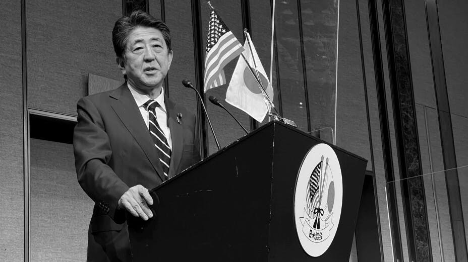 安倍晉三首相任內，中日關係因為釣魚島主權歸屬問題交惡，但他亦曾訪華，嘗試修補關係。（亞新社）