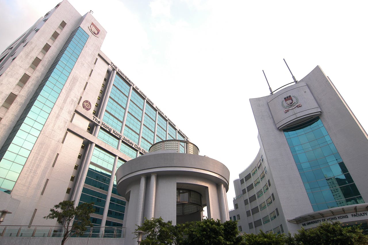 港大新發傳染性疾病國家重點實驗室的研究團隊在早期的新冠病毒中，發現一個丟失了鹼性氨基酸序列、無致病性的突變株。（ 亞新社 ）