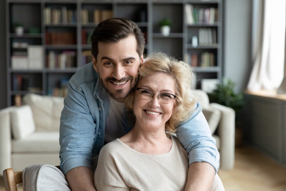 兒子是媽媽的前世情人，今生丈夫的替身？（Shutterstock）