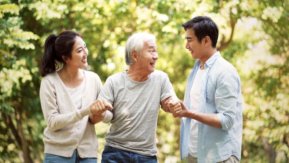 作為父母，不妨持之以恆，經常與孩子討論過去發生的事。（Shutterstock）
