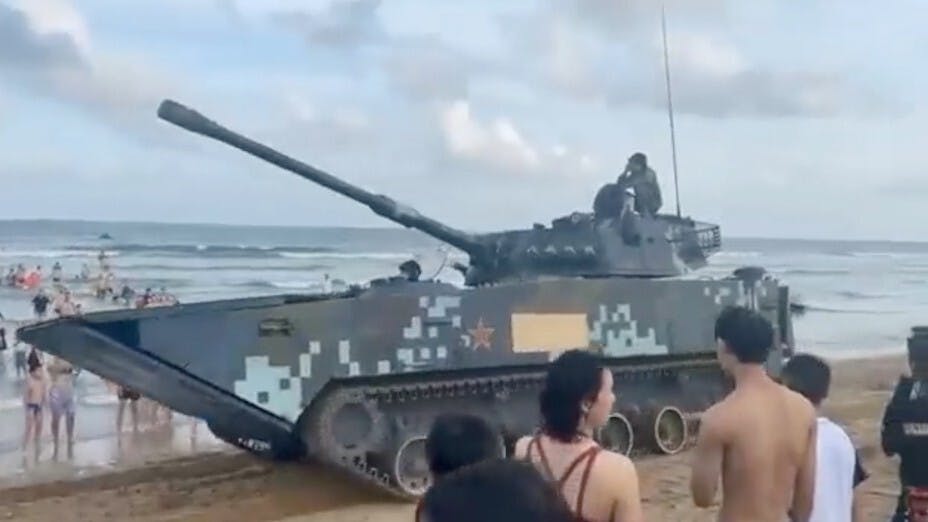 有人拍到解放軍兩棲戰車部署在福建廈門的海邊，該處與台灣只隔着一個海峽。（亞新社）