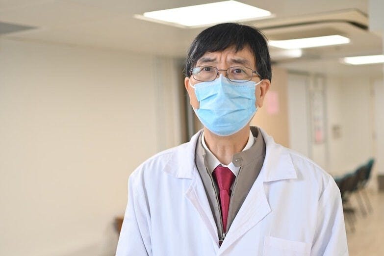 袁國勇說，第三波的疫情是個警鐘，讓所有市民知道疫症真的可以這樣爆發，希望大家真的做足防疫措施。（灼見名家圖片）
