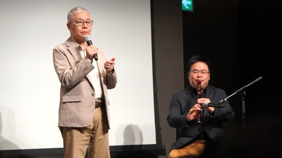陳子晉博士伴奏，阮兆輝吟唱南音《百年掌故》。