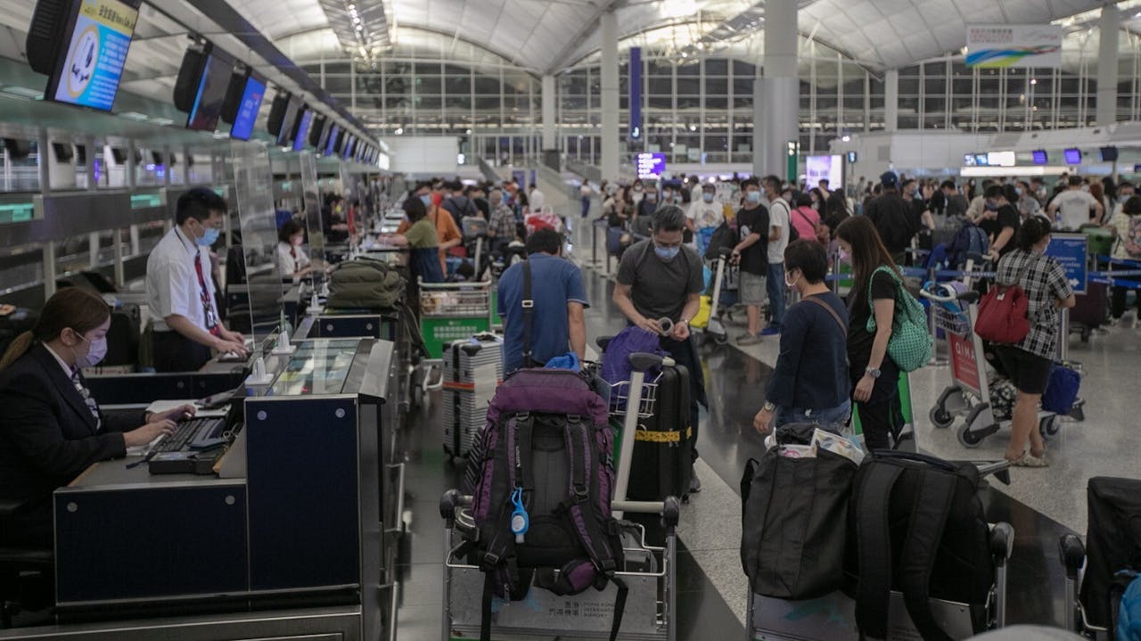 政府宣布4月1日起，取消針對9個國家實施的航班熔斷機制，香港國際機場可能再現人頭湧湧的景象。（亞新社）
