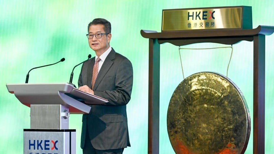 財政司司長陳茂波在港交所「港幣─人民幣雙櫃台模式」啟動儀式上致辭。（陳茂波Facebook圖片）