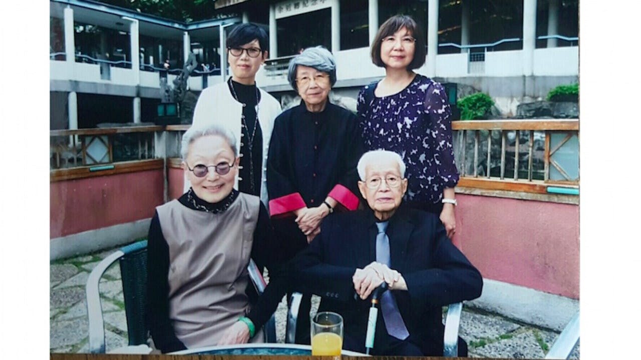 合照攝於嶺南大學，劉以鬯先生獲頒名譽博士學位後。劉氏夫婦坐在前排，後排右起為中大圖書館副館長劉麗芝女士、小思老師和本文作者。（作者提供）