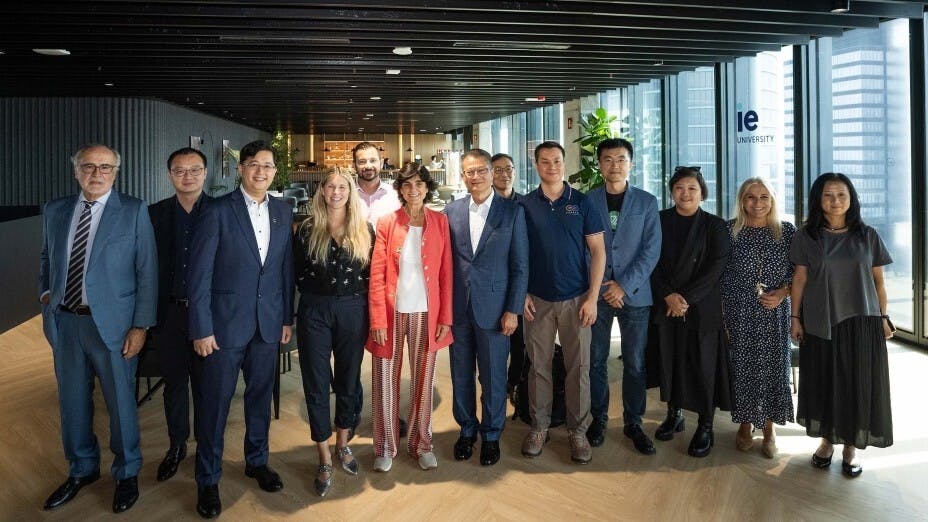 陳茂波（右七）率領本港科技初創代表團到訪西班牙創科機構Spain Startup。（政府新聞處）