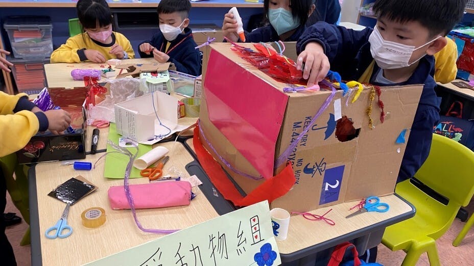 學生創作展覽物品，分享令家人身心健康之道。（作者提供圖片）