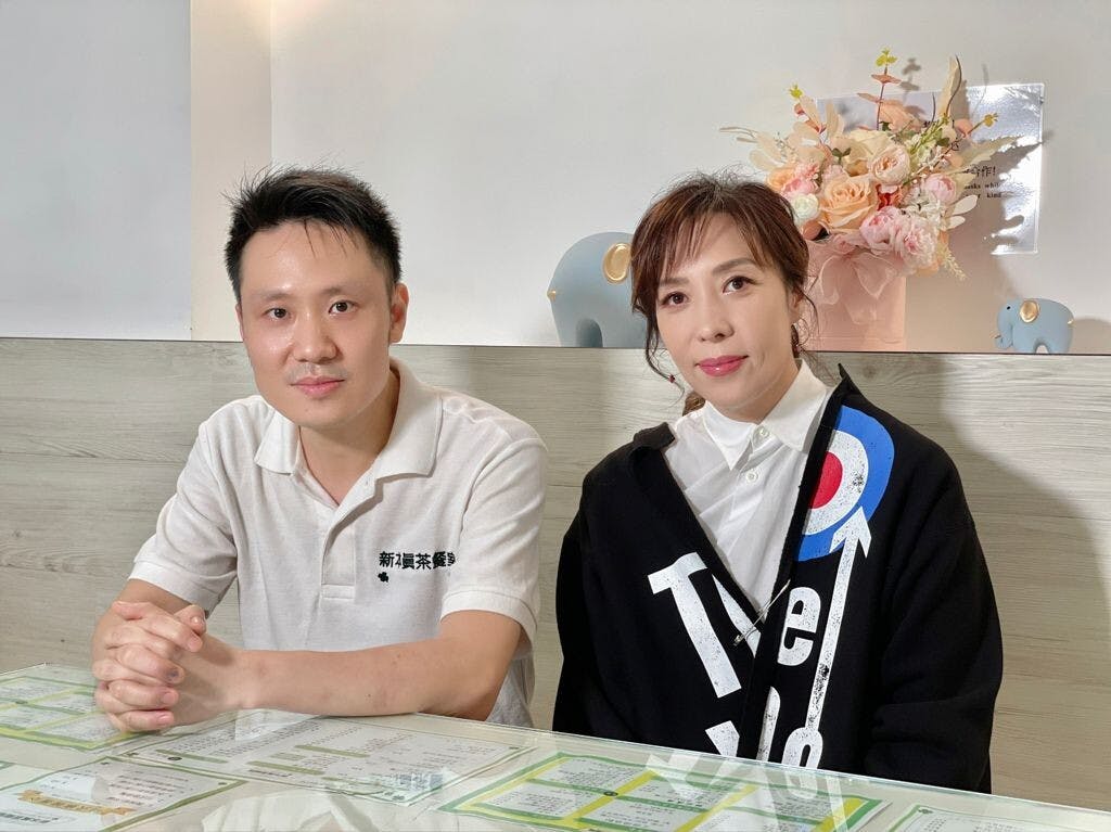 新眞真荼餐室創辦人林佩佩（右）與總廚張柏權（左）。