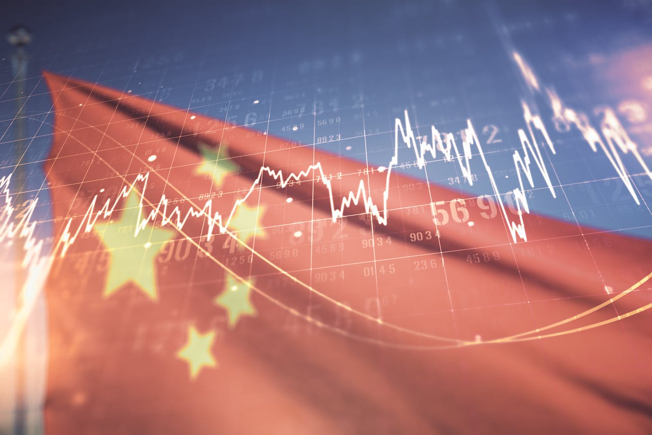 近年因受新冠肺炎疫情影響，全球經濟大倒退，只有中國經濟總量有高速增長，吸引全球資金，包括來自歐美、英國之財團及基金公司投資中國。（Shutterstock）