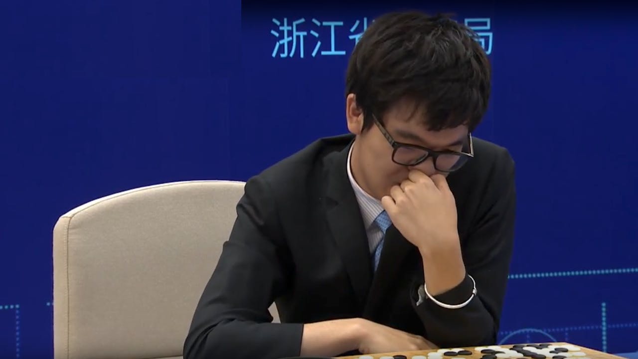 中國棋王柯潔決戰人工智能AlphaGo，首兩局柯潔都輸了。（DeepMind片段截圖）