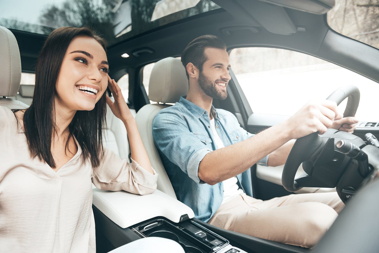 男人開車時，女人最好乖乖的如小鳥依人般千依百順，絕不多言。（Shutterstock）