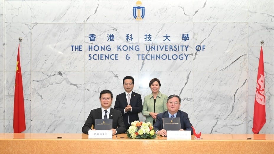 科大首席副校長郭毅可教授（前排右一）與招商局副總經理鄧仁傑（前排左一）簽署戰略合作框架協議。（科大圖片）