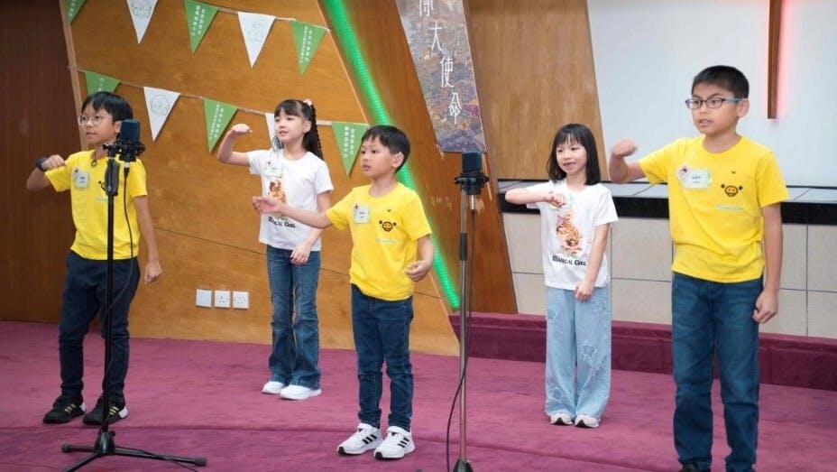 聽障學生現場獻唱中英文歌曲。