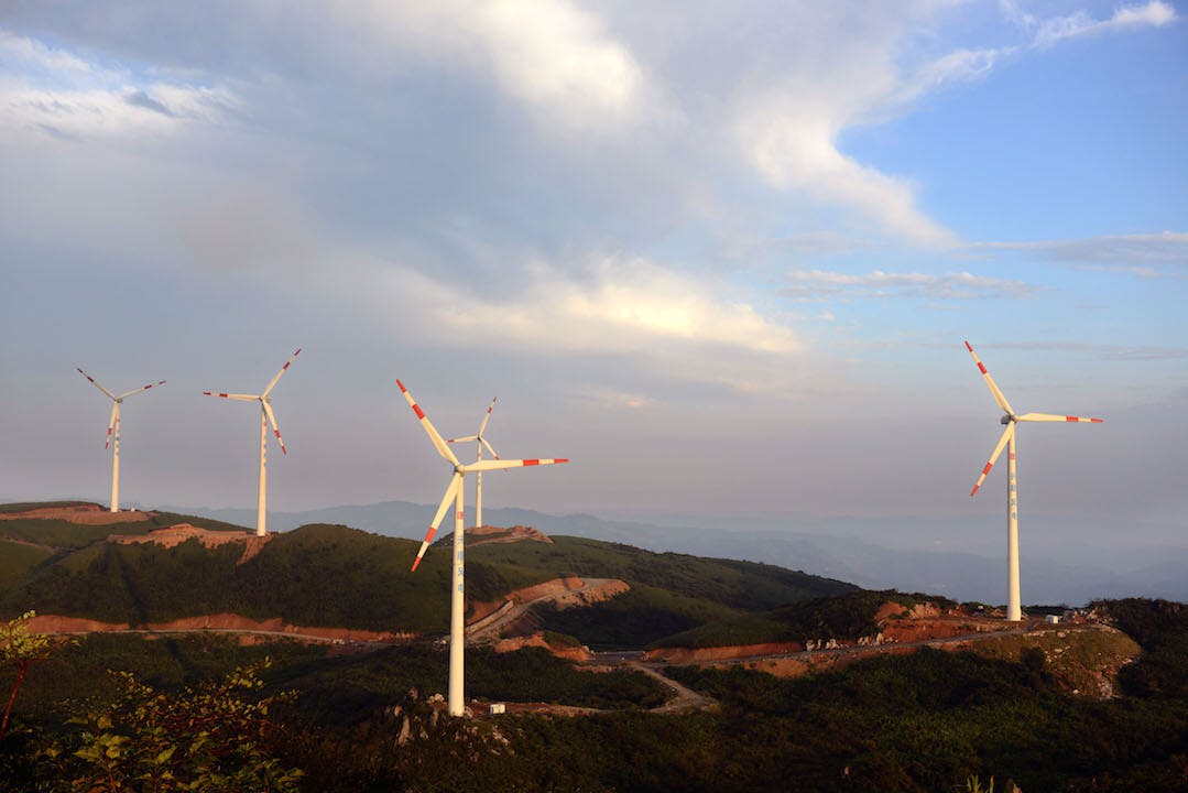 興建風力發電場等清潔能源項目，常利用綠色債券融資。（亞新社）
