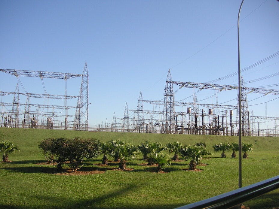 巴西和巴拉圭政府合建的全世界最大的水壩發電站Itaipu，建於於1971年，完成於1984年。
