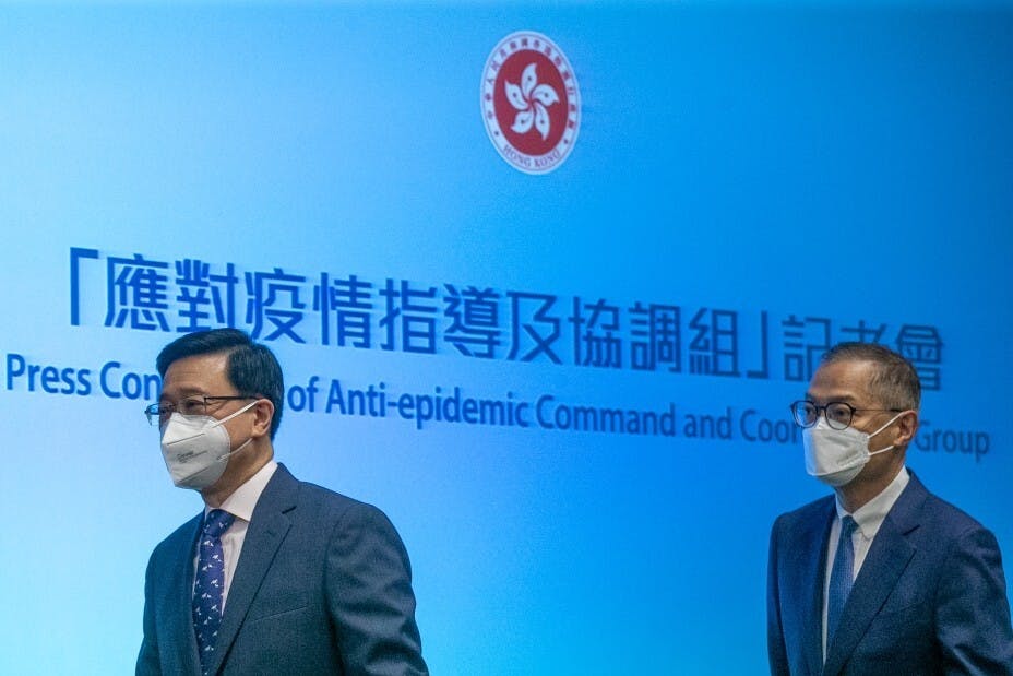 盧局長（右）早前稱，疫苗通行證效益已不及社會成本。（亞新社）