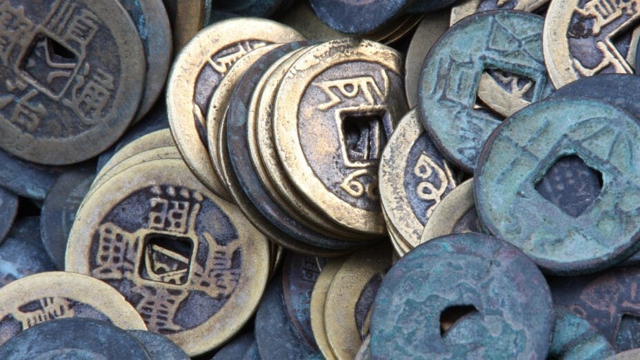 中國歷史上，不乏向地上撒錢讓大臣掙拾的皇帝。（Shutterstock）