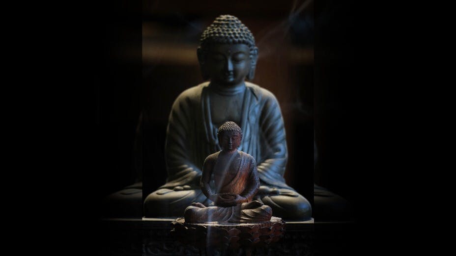 「一燈能除千年暗，一智能滅萬年愚」。（作者提供圖片）