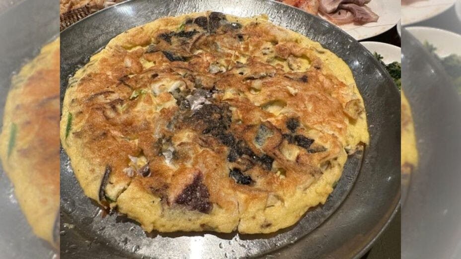 倒入蛋糊後加上去骨魚雲平鋪鑊中，中火煎4分鐘再反轉後面煎2分鐘便可上碟分吃。（作者提供圖片）