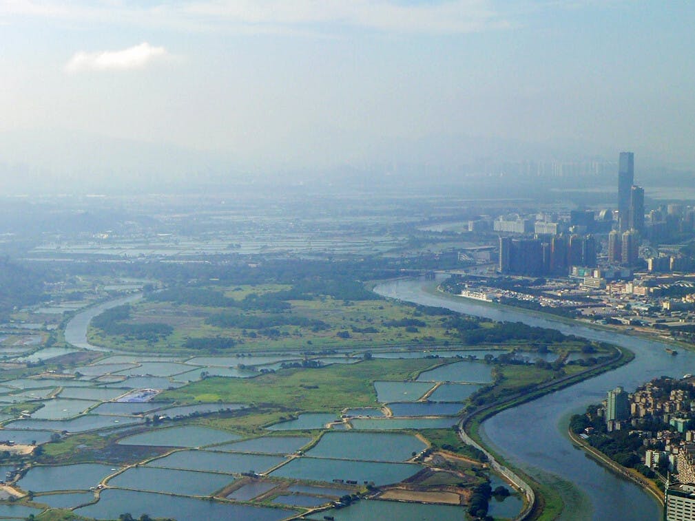 河套區位於深圳福田及香港落馬洲之間，地理上無疑是促進深港創新及科技産業融合的有利位置。（Wikipedia Commons）