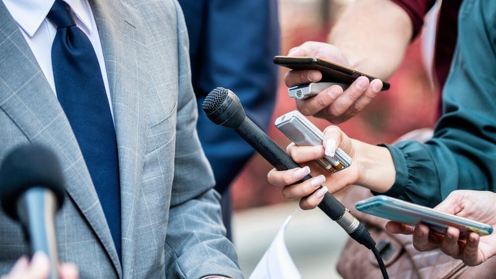我在這50年中，通過記者生涯，經歷的人與事也許比一般人多。（Shutterstock）